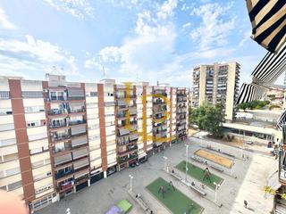 Pis  Plaça constitució. Magnifico piso de tres habitaciones con balcón y  bonitas vistas