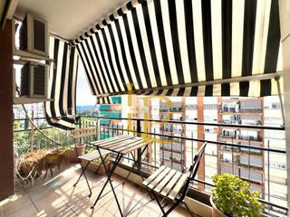 Appartement  Plaça constitució. Magnifico piso de tres habitaciones con balcón y  bonitas vistas