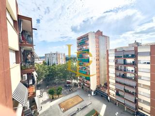 Piso  Plaça constitució. Magnifico piso de tres habitaciones con balcón y  bonitas vistas