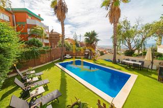 Casa a La Miranda. Espectacular casa  con piscina, garaje y vistas al mar