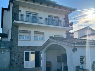 Casa en Palau-solità i Plegamans. Magnifico chalet con dos viviendas independientes perfecto para