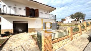 Xalet a Castellbisbal. Luminoso chalet de dos plantas independientes en venta con una g