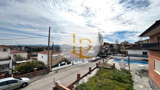 Xalet a Castellbisbal. Luminoso chalet de dos plantas independientes en venta con una g