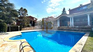 Chalet in Bellaterra. Preciosa  casa unifamiliar en venta con terraza bonitos jardines
