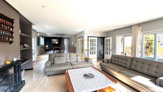 Xalet a Bellaterra. Preciosa  casa unifamiliar en venta con terraza bonitos jardines