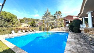 Xalet a Bellaterra. Preciosa  casa unifamiliar en venta con terraza bonitos jardines