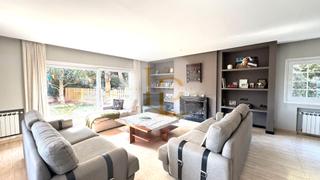 Xalet a Bellaterra. Preciosa  casa unifamiliar en venta con terraza bonitos jardines