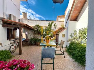 Casa a Ca n´Oriol. Bonita casa en planta baja de tre habitaciones con dos terrazas