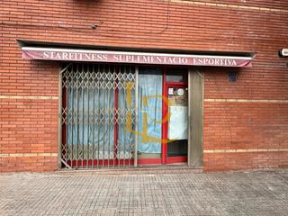 Location Local commercial à Avinguda de l'estatut 132. Local en alquiler en avenida del estatut en rubí
