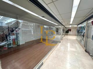Lloguer Local Comercial a Passeig de francesc macià 46. Local en alquiler dentro de las galerías de rubí