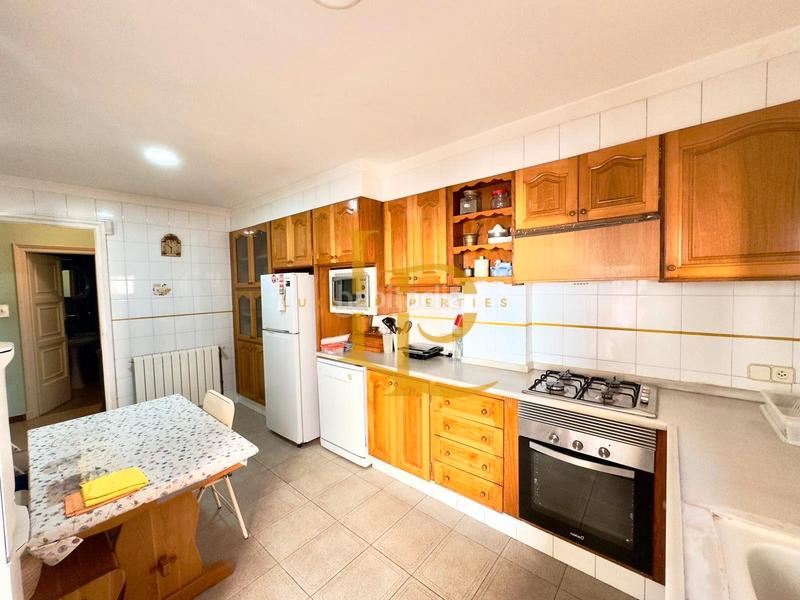 Foto cd00ce2e-773e-463b-bcf4-b11027cf7891. Semi detached house with heating parking in Ca n'Aurell Terrassa