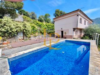 Chalet  Carrer josep maria de sagarra. Bonita casa independiente con tres habitaciones y con piscina en