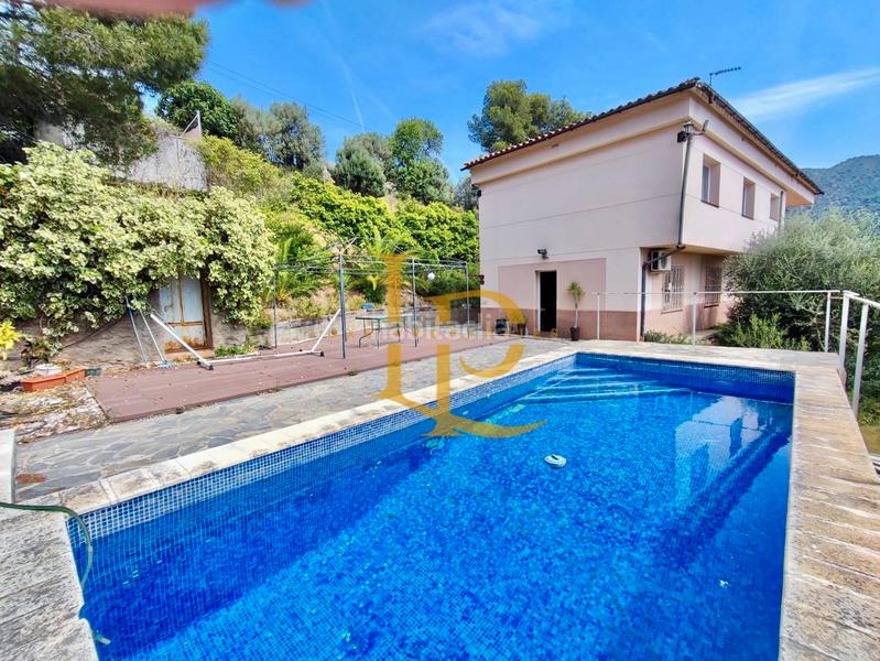 Foto 99a61b17-c19a-4171-a41f-8d3b227aa595. Xalet amb calefacció aparcament piscina a Can Vinyals Esparreguera