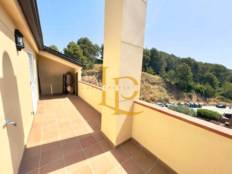 Foto a52fb3ec-2de1-4fd7-a4ed-abe5387c0db1. Dúplex espectacular ático dúplex con terrazas y dos plazas de garaje en venta en el nius con vistas directas al bosque de sant joan,. en Rubí