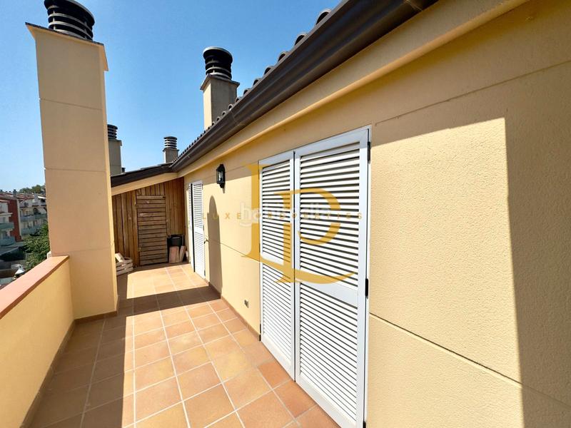 Foto bd9a3747-19cd-4b39-9be4-60d941b99170. Dúplex espectacular ático dúplex con terrazas y dos plazas de garaje en venta en el nius con vistas directas al bosque de sant joan,. en Rubí