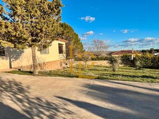 Casa a Villar de Cañas. Preciosa casa con piscina y 6000m2 de terreno rodeada de natural
