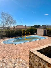 Casa in Villar de Cañas. Preciosa casa con piscina y 6000m2 de terreno rodeada de natural