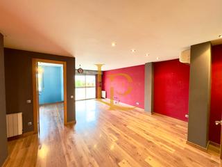 Piso  Carrer de serafí pitarra. Piso muy luminoso todo exterior de tres habitaciones con garaje