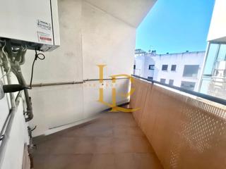 Appartement  Carrer de serafí pitarra. Precioso y luminoso piso de tres habitaciones con terraza y gara