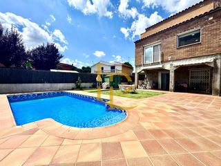 Maison à Els Avets-Can Serrafossà-Ximelis. Espectacular casa muy luminosa con piscina y jardín y unas vista