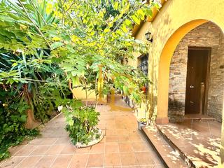 Casa  Carrer sardana. Magnifica casa a cuatro vientos con jardín en cova solera