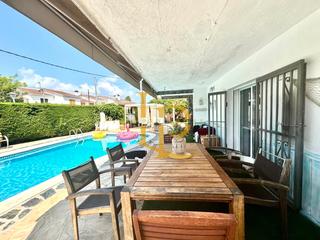 Maison  Carrer de bèlgica. Chalet de dos plantas con dos viviendas indepenendientes, piscin