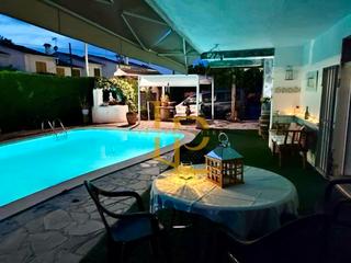 Maison  Carrer de bèlgica. Chalet de dos plantas con dos viviendas indepenendientes, piscin