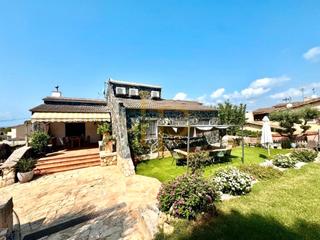 Casa  Carrer de blgica. Chalet de dos plantas con dos viviendas indepenendientes, piscin