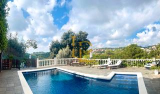 Casa en Castellnou-Can Mir-Can Solà. Preciosa casa a cuatro vientos con piscina y jardín