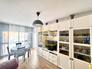 Appartement  Carrer de bartrina. Acogecor piso de tres habitaciones amplio y luminoso con balcón
