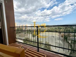 Pis  Carrer de monturiol. Piso  exterior de tres habitaciones recien reformado con terraza