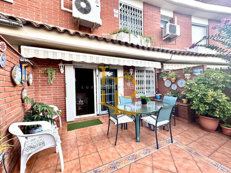 Foto 7ce2b6c7-5aa3-4a59-b58a-d2eb8a614195. Casa adosada  de 4 habitaciones con amplias terrazas, piscina y jardin en Rubí