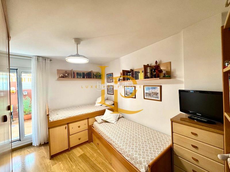 Foto bae7843d-7289-4f5a-80ef-5e6defe39822. Casa adosada  de 4 habitaciones con amplias terrazas, piscina y jardin en Rubí
