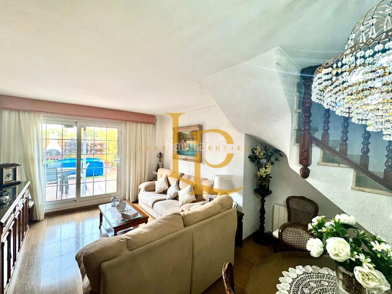 Foto e083c4d1-c5f5-4a16-87b6-a7a6793df921. Casa adosada  de 4 habitaciones con amplias terrazas, piscina y jardin en Rubí