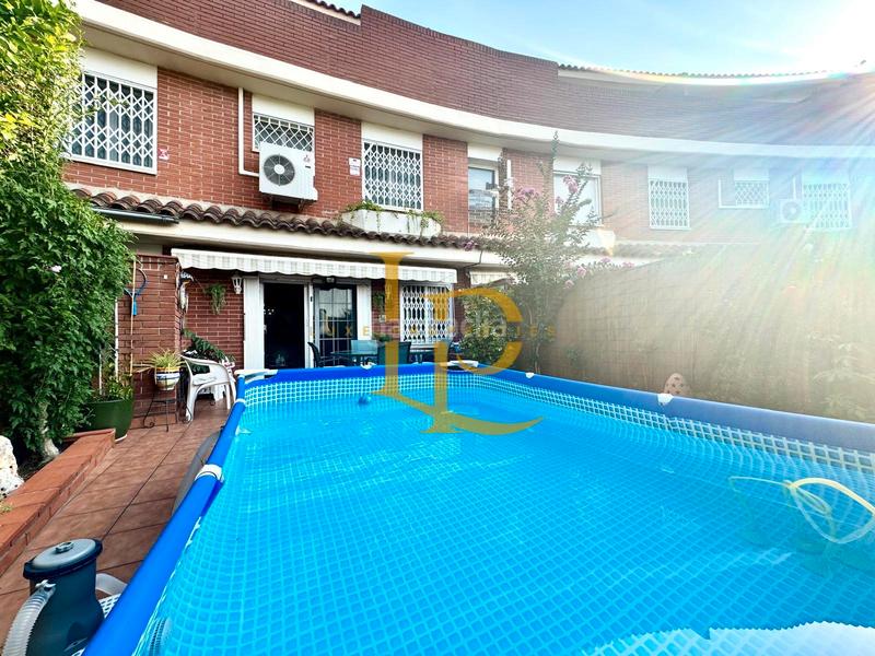 Foto eaa5452a-d1c8-45fa-b5fe-a00802b17db8. Casa adosada  de 4 habitaciones con amplias terrazas, piscina y jardin en Rubí