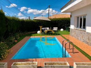 Maison jumelée à Els Avets-Can Serrafossà-Ximelis. Precioso chalet adosado con jardin y piscina privada