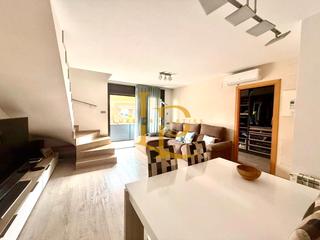Duplex  Avinguda de l'estatut. Luminoso dúplex de tres habitaciones, dos baños completos y dos