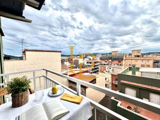 Pis  Carrer de prat de la riba. Preciosa vivienda  muy luminosa de tres habitaciones con balcón