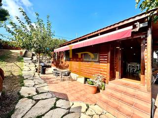 Casa in Castellnou-Can Mir-Can Solà. Bonita casa de madera con mucho encanto más terreno con piscina