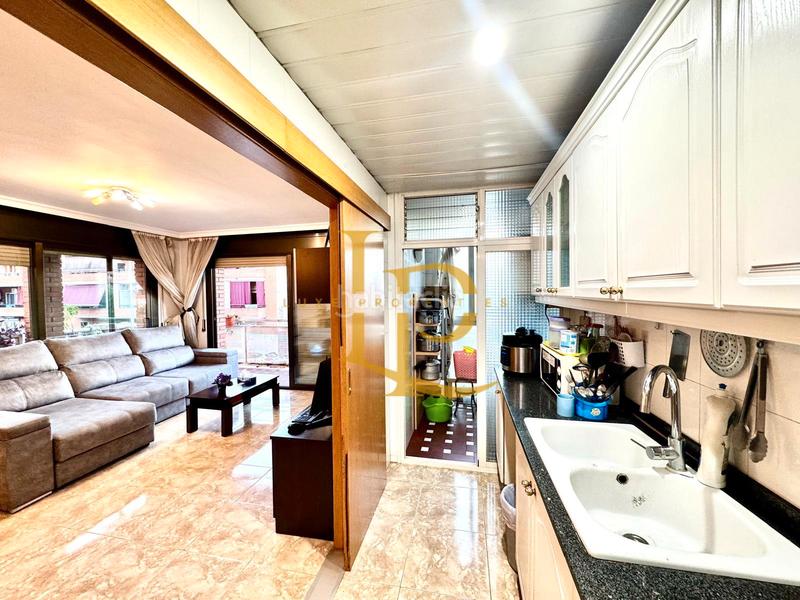 Foto f8dc5f26-2874-45e6-99b1-93656f54796b. Piso en venta amplio y luminoso piso exterior de 3 habitaciones, dos baños y terraza muy luminoso en Rubí