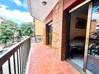Appartement  Carretera terrassa. En venta amplio y luminoso piso de tres habitaciones con balcon