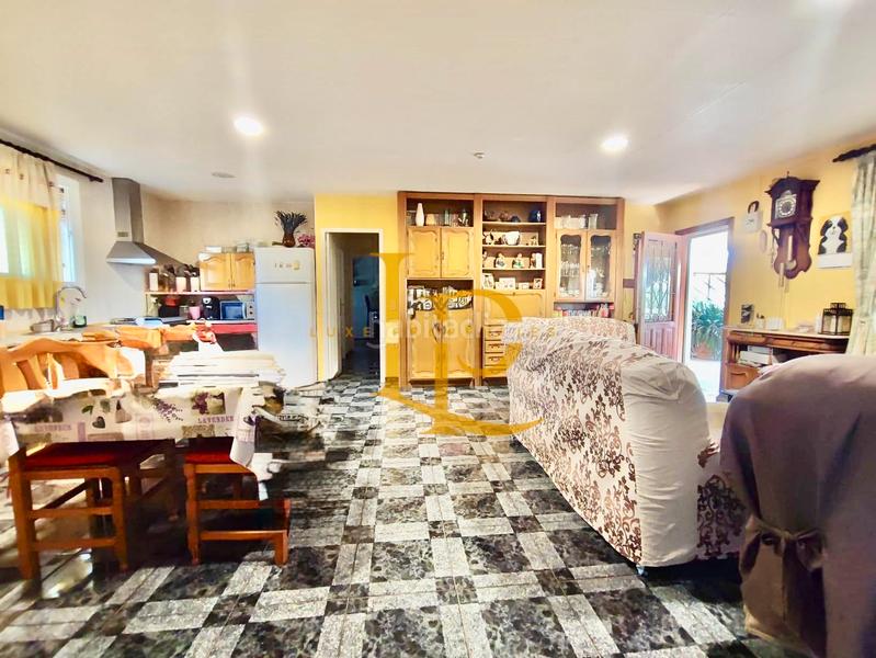 Foto 2bb73872-256f-4d19-95ca-820225247a7e. Haus mit kamin heizung parking pool in Valls