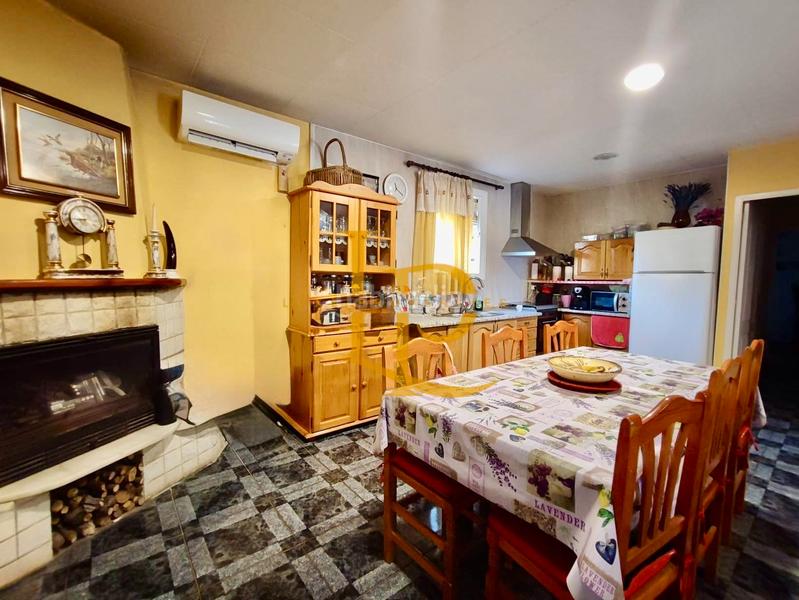 Foto a4de4d77-8b90-4075-8a1f-2b010571f1ff. Haus mit kamin heizung parking pool in Valls