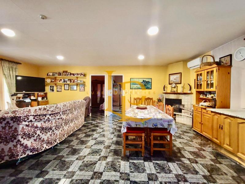 Foto e9d83c6f-afe8-4e21-b09e-d03574c4fedb. Haus mit kamin heizung parking pool in Valls