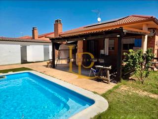 Chalet à Galápagos. En  venta chalet unifamiliar con jardín y piscina de agua salada