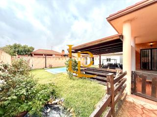 Xalet a Galápagos. En  venta chalet unifamiliar con jardín y piscina de agua salada