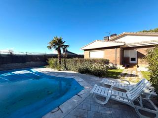 Xalet  Calle londres. Chalet independiente de una planta con tres habitaciones, piscin