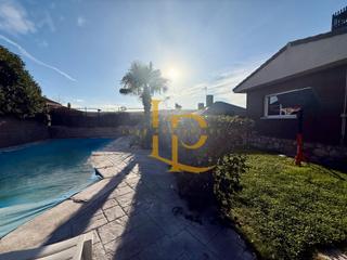 Xalet  Calle londres. Chalet independiente de una planta con tres habitaciones, piscin