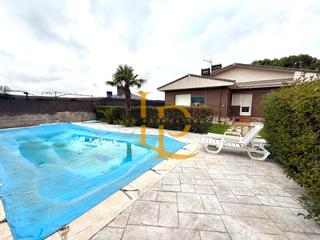 Xalet  Calle londres. Chalet independiente de una planta con tres habitaciones, piscin