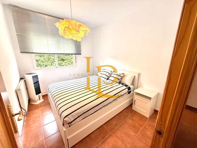 Foto 0ce90a19-0186-4d0b-b060-c7a361963efd. Chalet con camino riscaldamento parcheggio piscina in Casar (El)